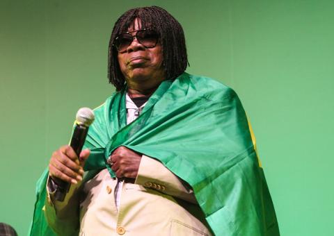 Milton Nascimento canta com a bandeira do Brasil